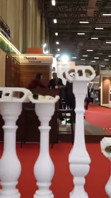 In una fiera espositiva vengono presentate balaustre decorative bianche con diverse forme di corpo.
