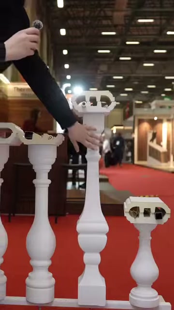 Un presentatore indica con la mano il profilo di collegamento superiore della balaustra decorativa.
