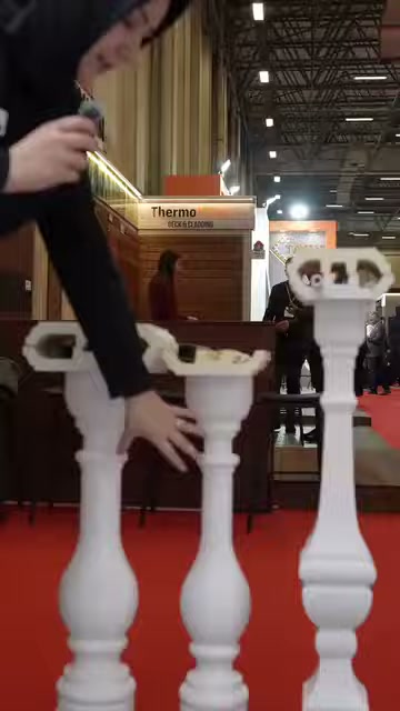 Un presentatore illustra con il microfono l'alloggiamento della ringhiera nel capitello della balaustra.