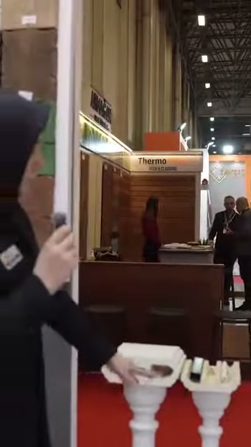 Un presentatore confronta campioni di ringhiera profilata sui capitelli delle balaustre.