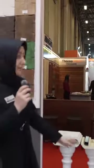 Un presentatore presenta sezioni di ringhiera con diverse forme di canale.