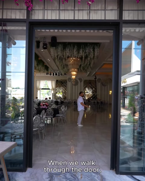 Soffitto illuminato e disposizione interno decorativo visibili dall'ingresso della sala