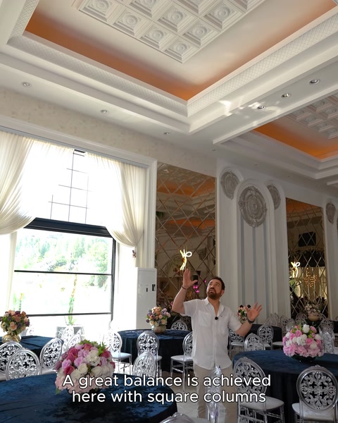 Colonne quadrate, pannelli murali e soffitto illuminato a incasso stratificato