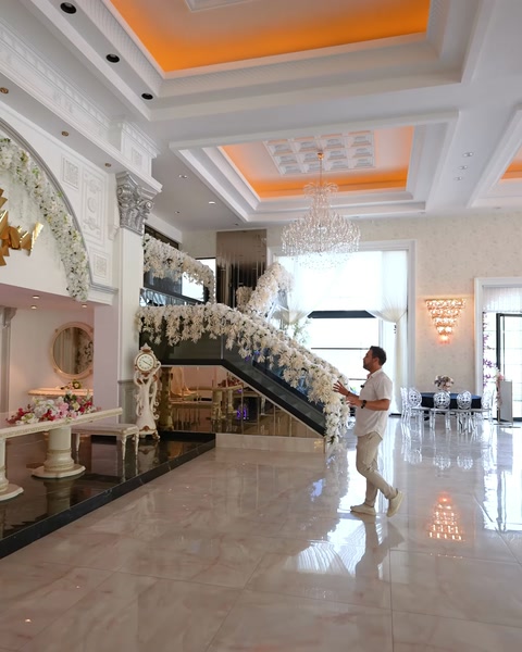 Applicazione soffitto a gradoni con zone illuminate e cornici decorative
