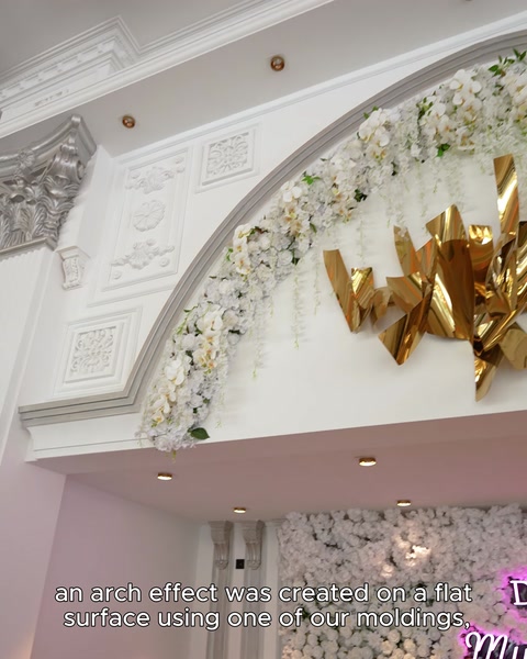 Superficie ad arco con pannelli incorniciati, rilievi e decorazione floreale