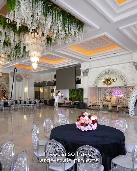 Vista generale della sala matrimoni con ornamenti soffitto, lampadari e palco
