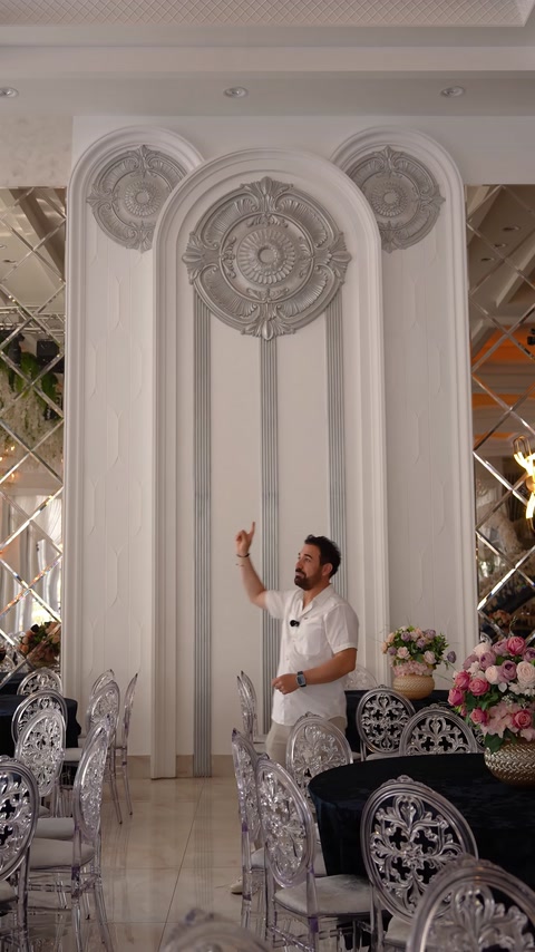 Yivli pilaster sütunun üzerindeki dairesel kabartma detayı sergileniyor