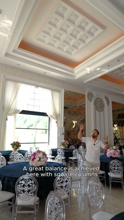 Kasetli tavan göbeği, katmanlı profiller ve pilasterler yakından inceleniyor