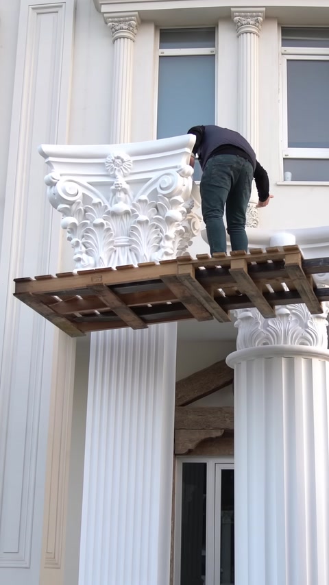 Korint başlık dış cephedeki sütun gövdesine yerleştirilmiş görünüyor.