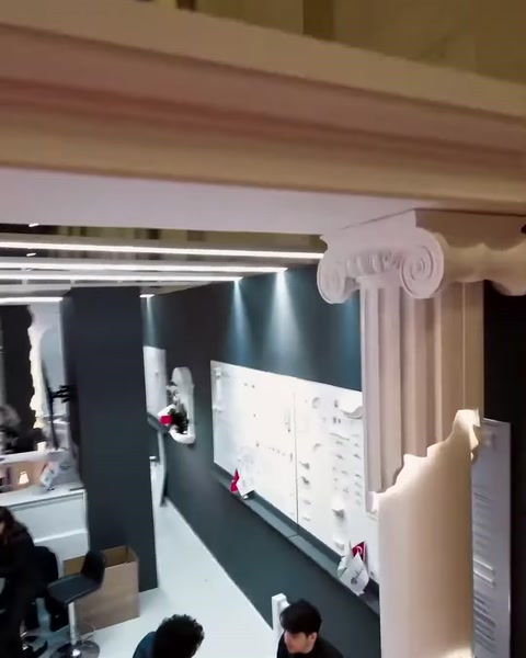 Dettaglio di un capitello ionico con volute e di un profilo superiore decorativo
