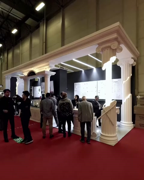 Ampia facciata simmetrica dello stand espositivo realizzata con colonne decorative