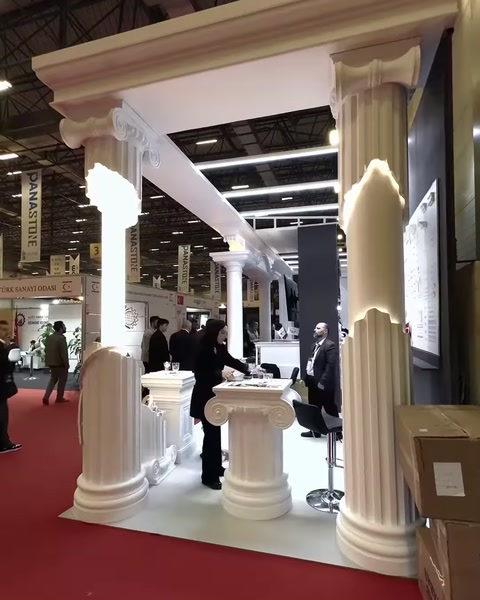 Modelli di colonne con diversi design per fusti e basi