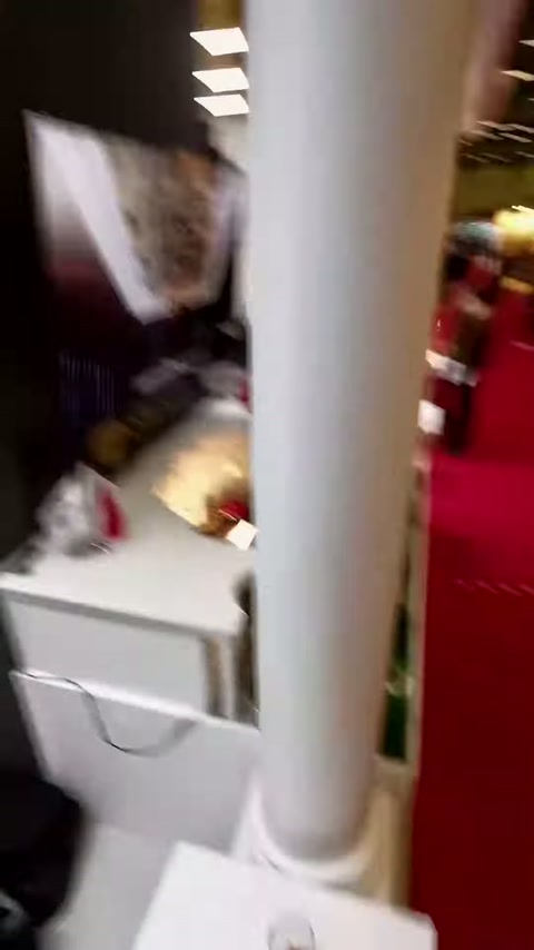 Düz gövdeli sütunun profilli kaidesi fuar standında yakından görülüyor