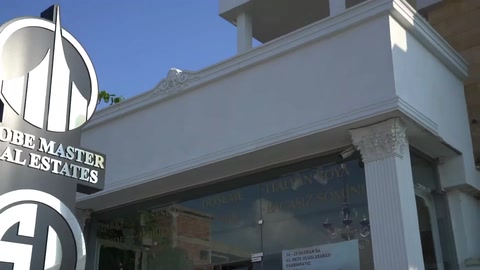 Facciata moderna di un ambiente commerciale incorniciata da ampi profili di gronda