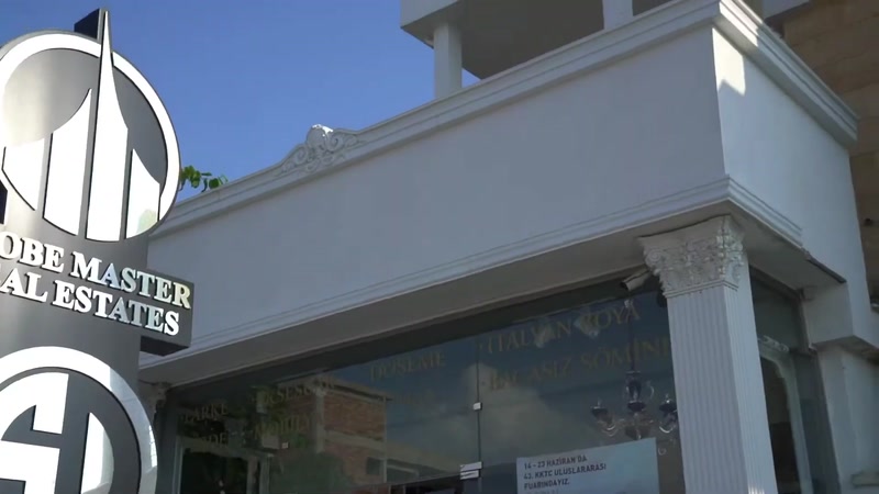 Decorazione di un Ambiente Commerciale e Applicazioni Architettoniche con Prodotti in Poliuretano