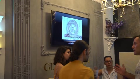 Modanature verticali della parete e decorazioni angolari accanto al camino