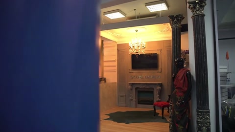 L'illuminazione del soffitto e i rivestimenti murali all'ingresso del negozio vengono osservati a distanza
