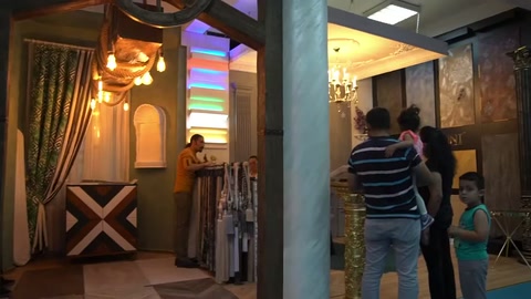 I visitatori esaminano la decorazione all'ingresso del negozio con colonne e pannelli