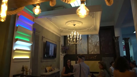 Il soffitto del negozio contiene rivestimenti delle travi e diversi elementi di illuminazione