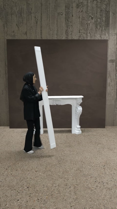 Sunucu, uzun profil parçasını şöminenin yanına taşımaya hazırlanıyor