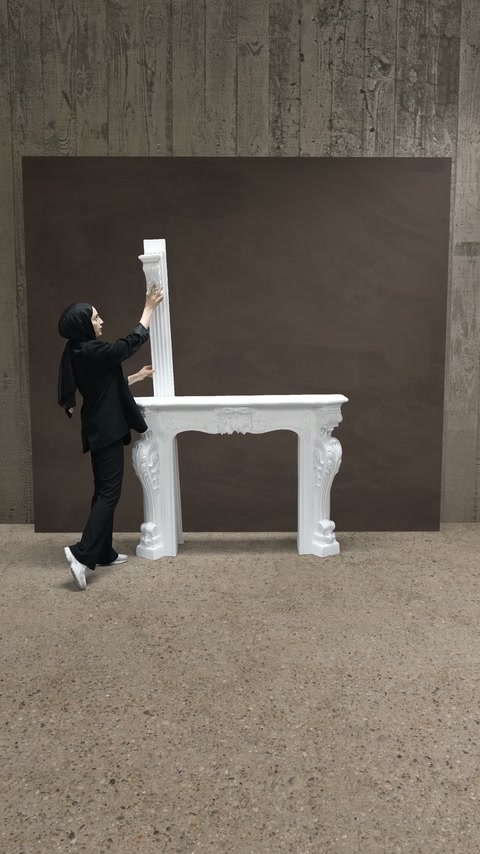 Sunucu, küçük dekoratif parçayı dikey çıtanın üstüne yaklaştırıyor