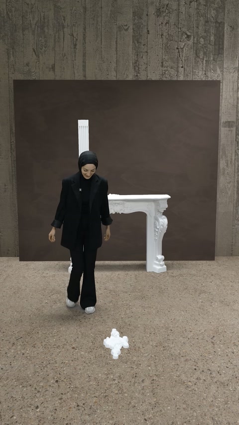 Küçük beyaz süsleme parçası, şömine önündeki zeminde duruyor