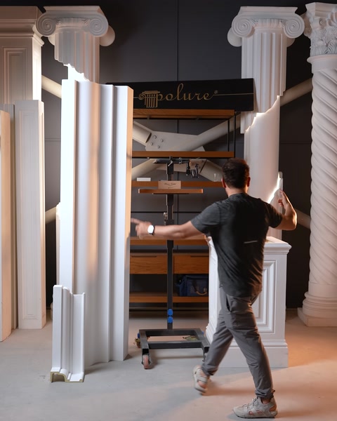 Pannelli di cornice e colonne disposte su scaffali nel laboratorio di produzione