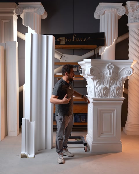 Sezione di cornice accanto a colonna con capitello corinzio nel laboratorio