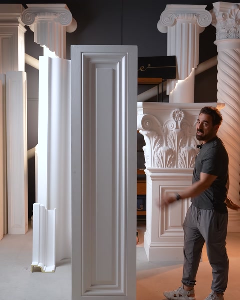 Pannello di cornice verticale in piedi con colonne scanalate sullo sfondo