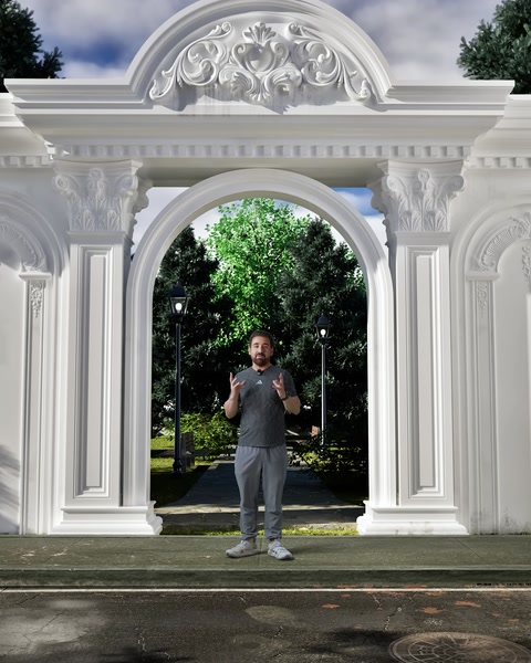 Operaio in piedi davanti a porta ad arco completata, vista del paesaggio giardino