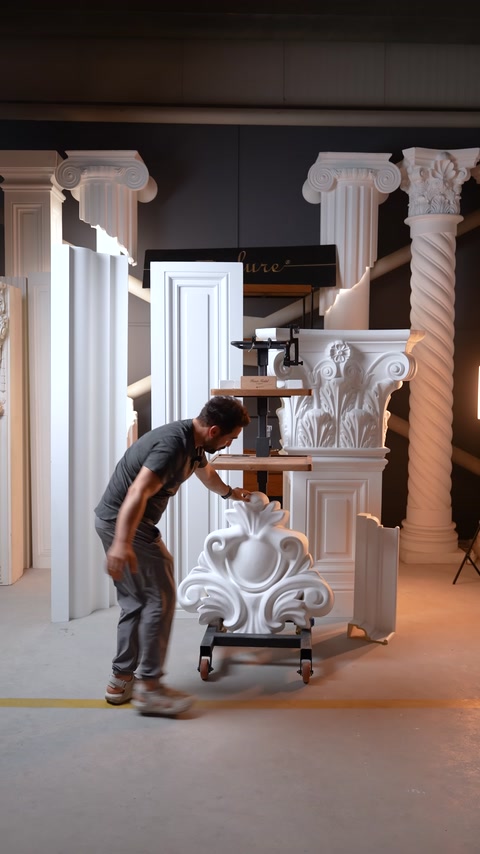 Elemento di cornice decorativa curva è esposto nell'ambiente del laboratorio.