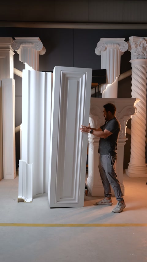 Çerçeve kabartmalı uzun pilaster paneli, usta tarafından dik tutuluyor.