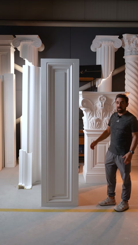 Usta, dik konumdaki pilaster panelinin yüzey detaylarını tanıtıyor.
