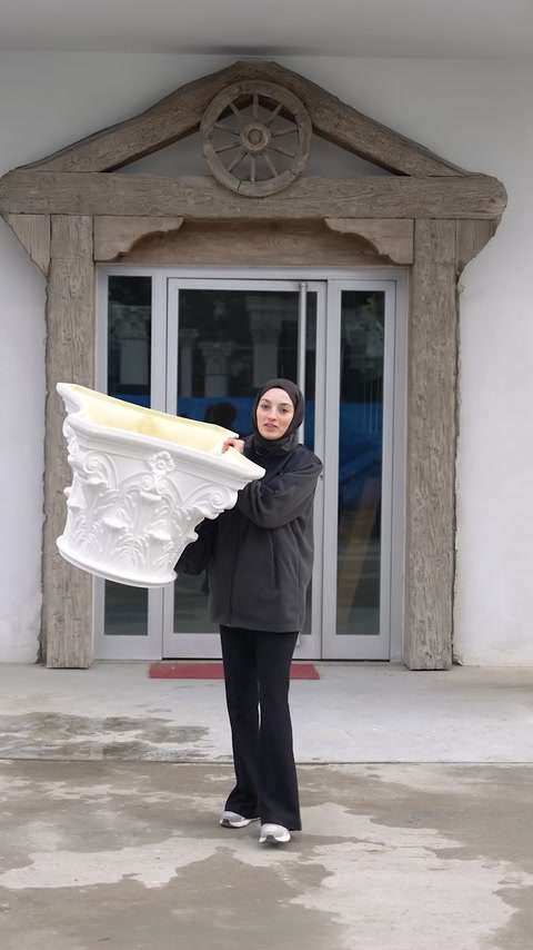 La sezione semicircolare di un capitello per colonna rivela il suo interno curvo e l’esterno ornato.