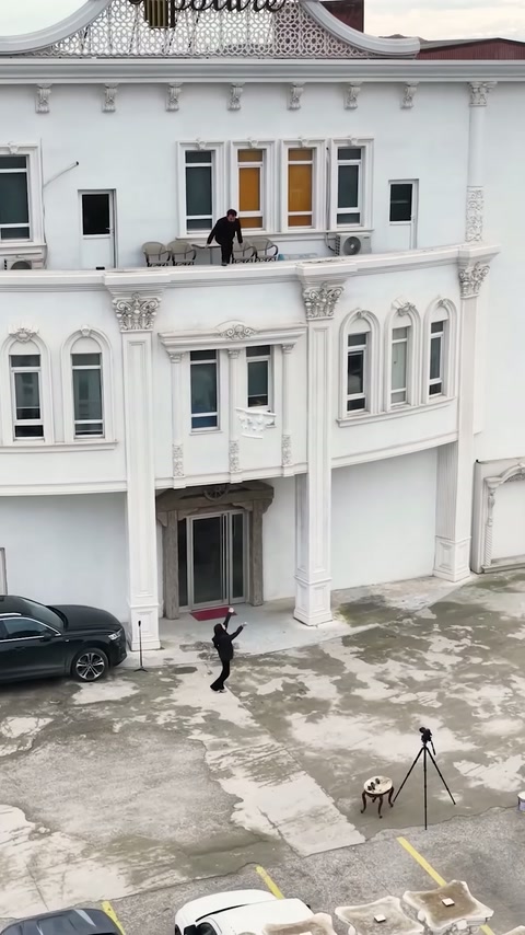 Il video mostra una facciata ornamentale con colonne, cornici e finestre ad arco.
