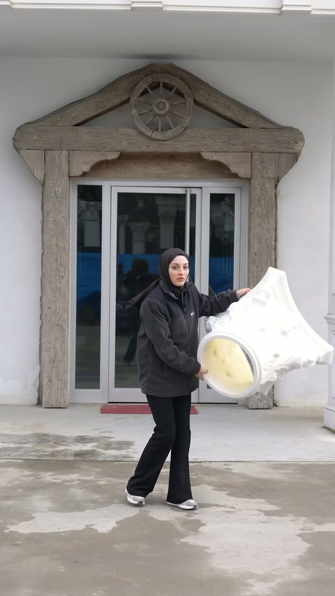 Il capitello viene ruotato per mostrare la sua struttura interna di colore giallo pallido.