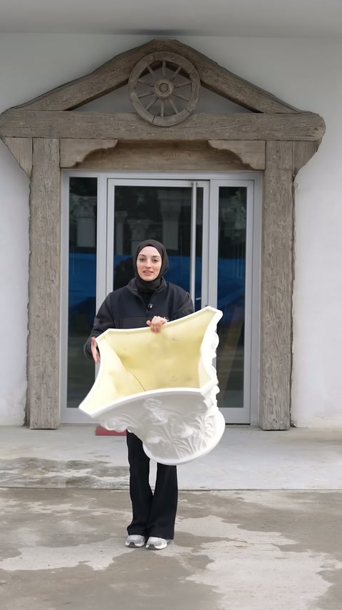 Il presentatore raddrizza il capitello diviso in verticale durante la dimostrazione all'aperto.