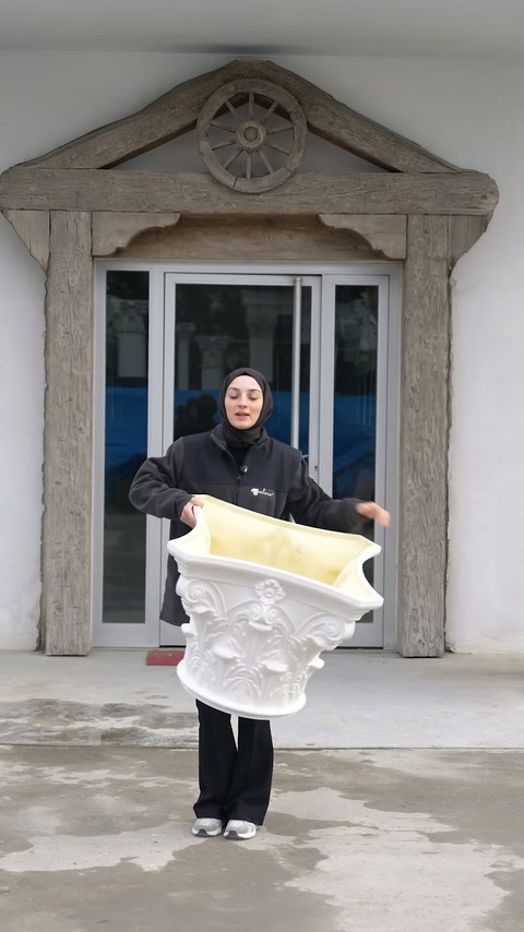 Il capitello decorativo viene abbassato leggermente mentre l'interno rimane visibile.