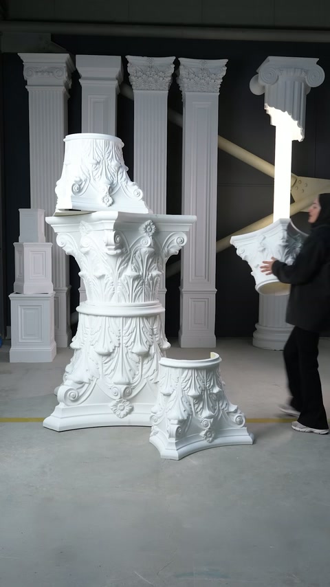 Più capitelli decorativi e campioni di colonna sono disposti all'interno della mostra.