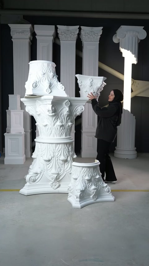 Una piccola sezione di capitello è posizionata vicino ai campioni della mostra decorati con acanto più grandi.