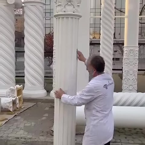Korint tarzı başlıklı yivli sütun, usta yanında sergileniyor