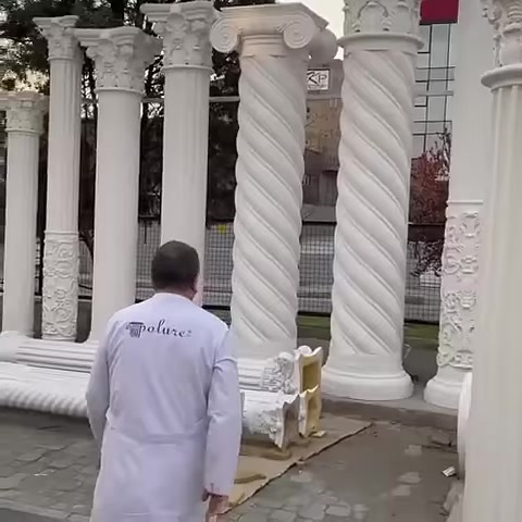 Modelli di colonne tortili e scanalate sono disposti all'aperto