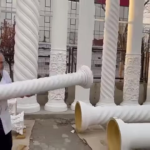 La forma di un fusto di colonna tortile disposto orizzontalmente viene mostrata da vicino