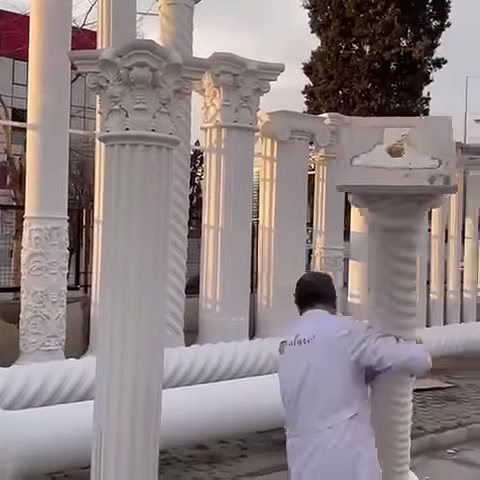 Modelli di colonne con capitelli in stile corinzio sono esposti insieme