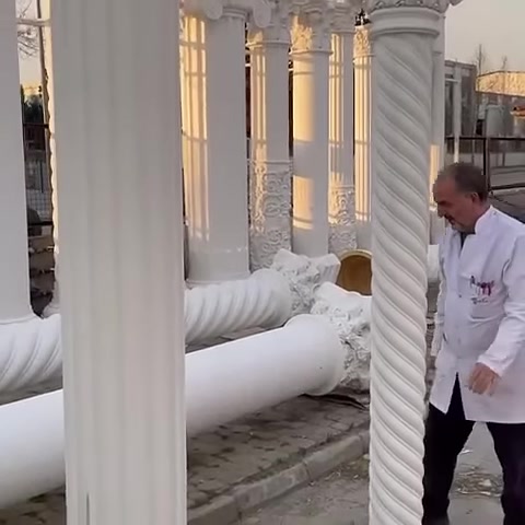 Risaltano i dettagli della superficie a spirale di un fusto di colonna tortile