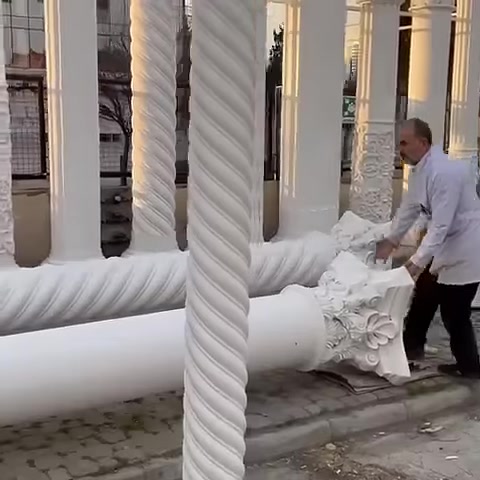 Un capitello decorato viene esaminato accanto a un elemento di fusto orizzontale