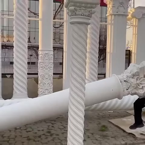 Una colonna scanalata e modelli di capitelli decorati sono esposti fianco a fianco