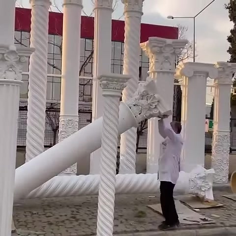Un elemento di colonna con capitello decorato viene sollevato e presentato