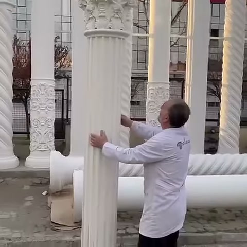 Il modello di colonna verticale viene controllato davanti ai prodotti a spirale circostanti