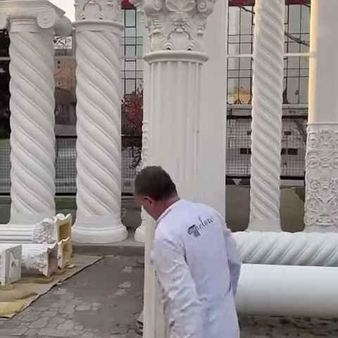 L'artigiano osserva i prodotti camminando tra i diversi modelli di colonna